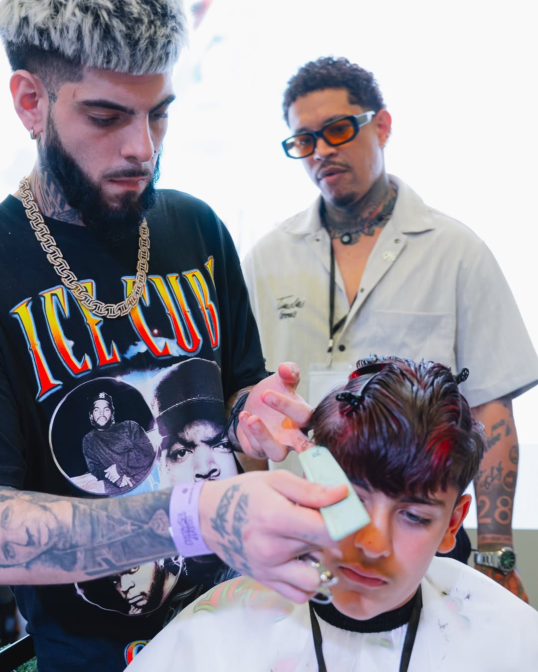 Equipo de barberos trabajando en corte